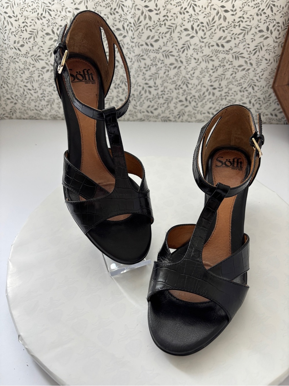 Söfft Black Croc Embossed Leather T Strap Heels Sandals Women’s 8M